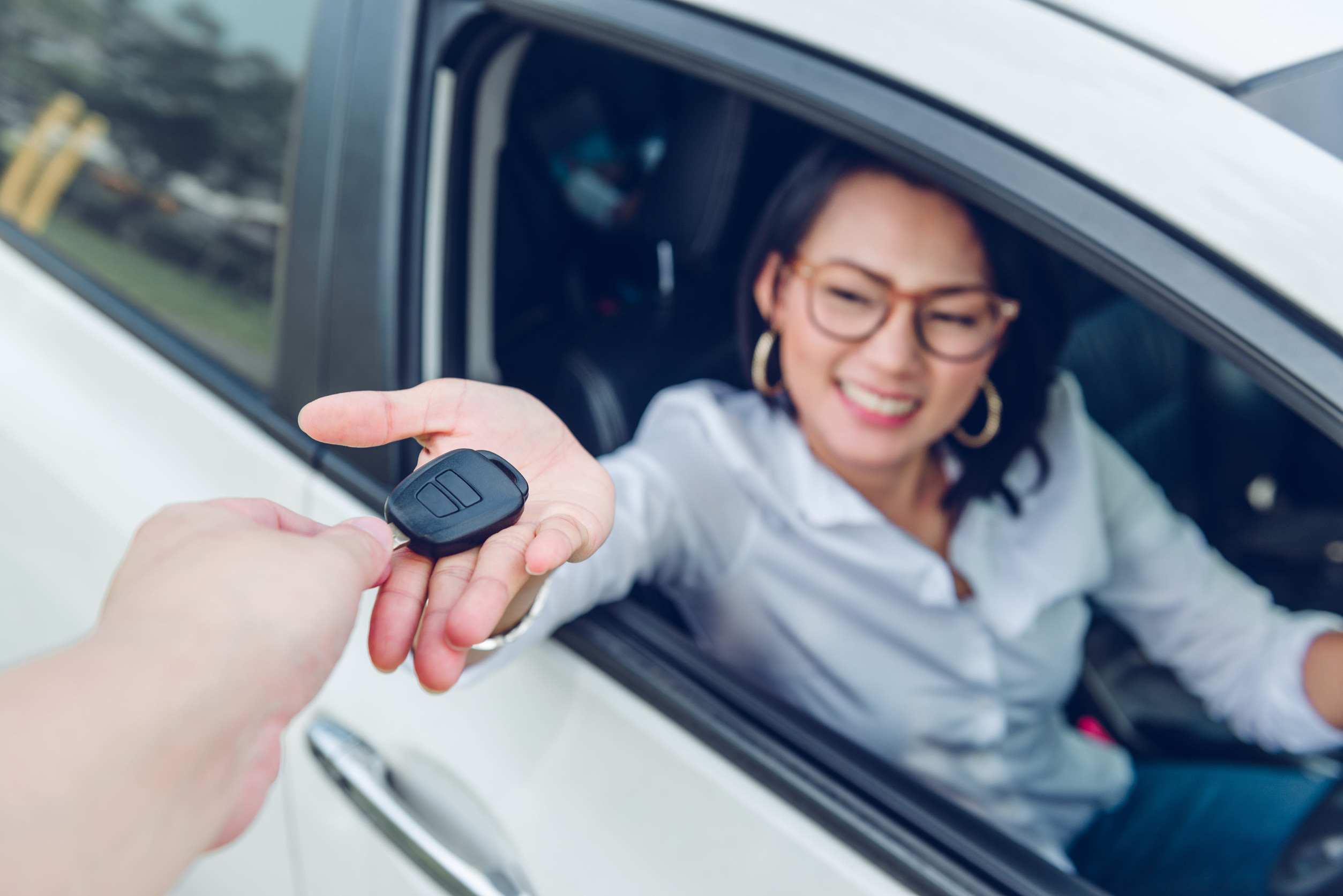 Woman receiving car keys after getting SR22 insurance